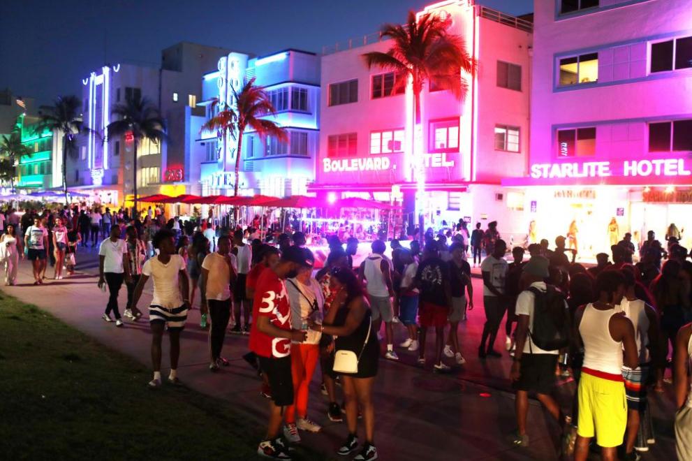 Студенти изпълниха улиците и ресторантите в Маями Бийч