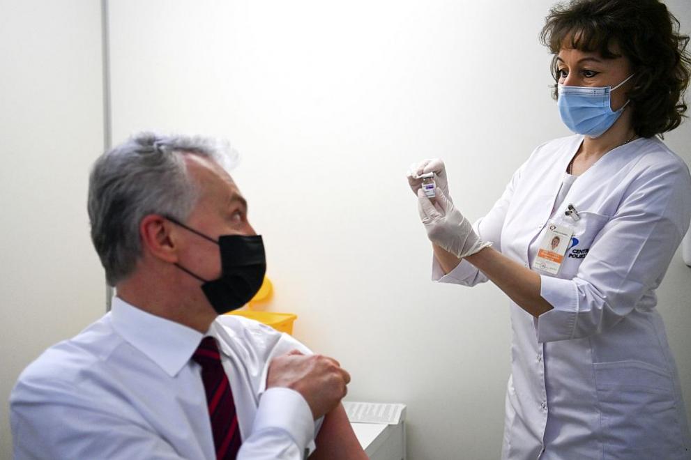 Гитанас Науседа се ваксинира публично с ваксината на AstraZeneca