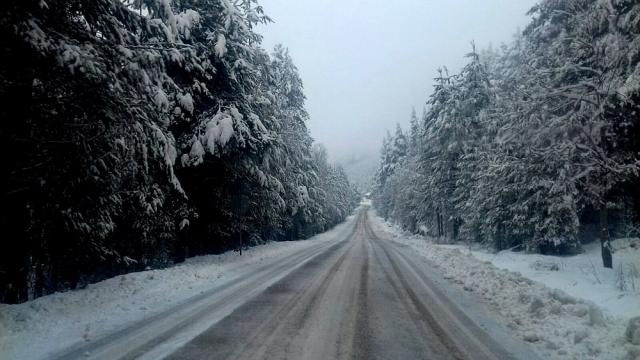 Снежно начало на първата седмица на пролетта (СНИМКИ)
