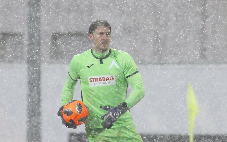 Левски няма да може да задържи вратаря Звонимир Микулич и