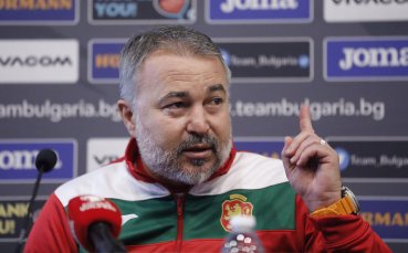 Селекционерът на България Ясен Петров говори на брифинг преди мача