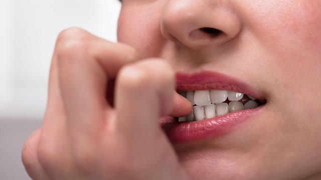 5 неподозирани последици от гризането на ноктите (ВИДЕО)