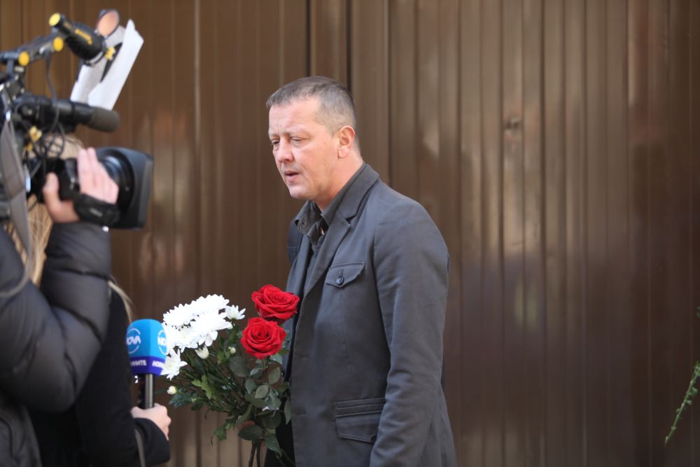 Актьори, политици, приятели, близки и почитатели...Всички те се наредиха на опашка пред входа на „Сатиричния театър” в София. С цвете в ръка те изпратиха Царицата на комедията в последния ѝ земен път.