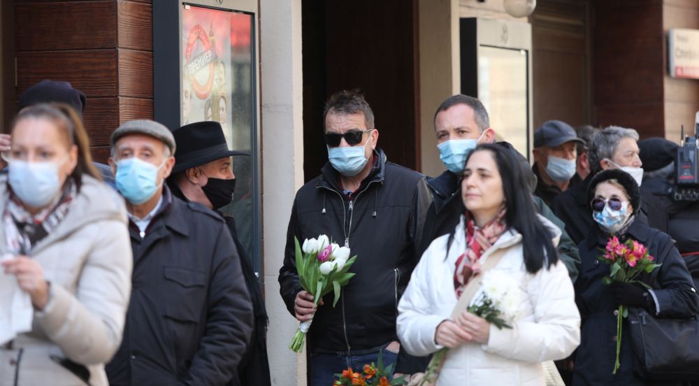 Актьори, политици, приятели, близки и почитатели...Всички те се наредиха на опашка пред входа на „Сатиричния театър” в София. С цвете в ръка те изпратиха Царицата на комедията в последния ѝ земен път.
