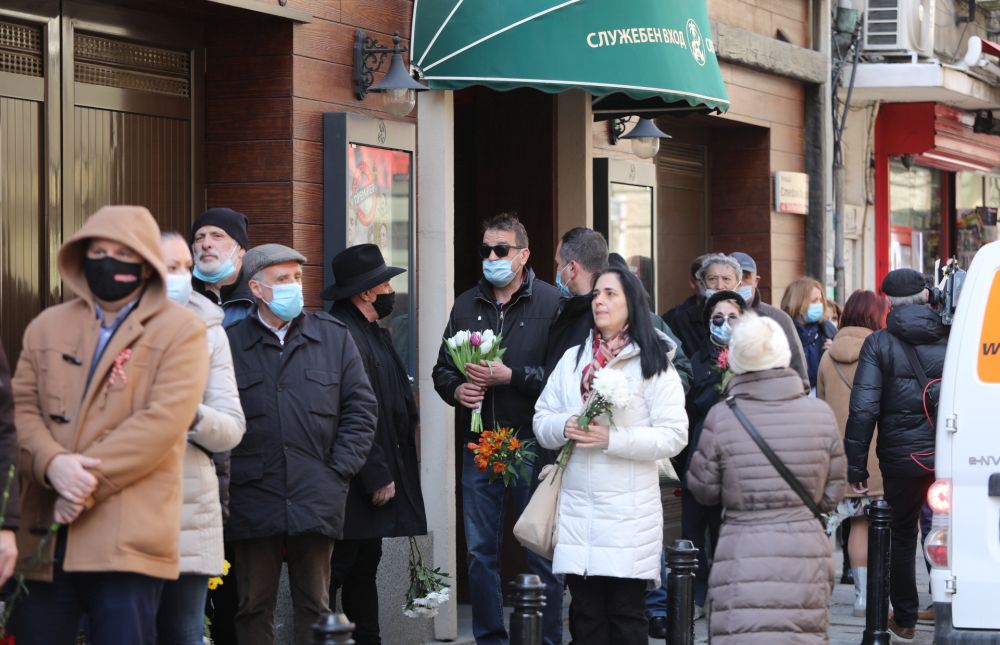 Актьори, политици, приятели, близки и почитатели...Всички те се наредиха на опашка пред входа на „Сатиричния театър” в София. С цвете в ръка те изпратиха Царицата на комедията в последния ѝ земен път.