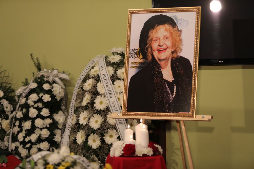 Легендите на българската сцена Татяна Лолова си отиде на 87 години. Поколения българи ще я помнят с култовите роли от филмите „Топло”, „Опасен чар”, „Бон шанс, инспекторе”, „13-тата годеница на принца”.