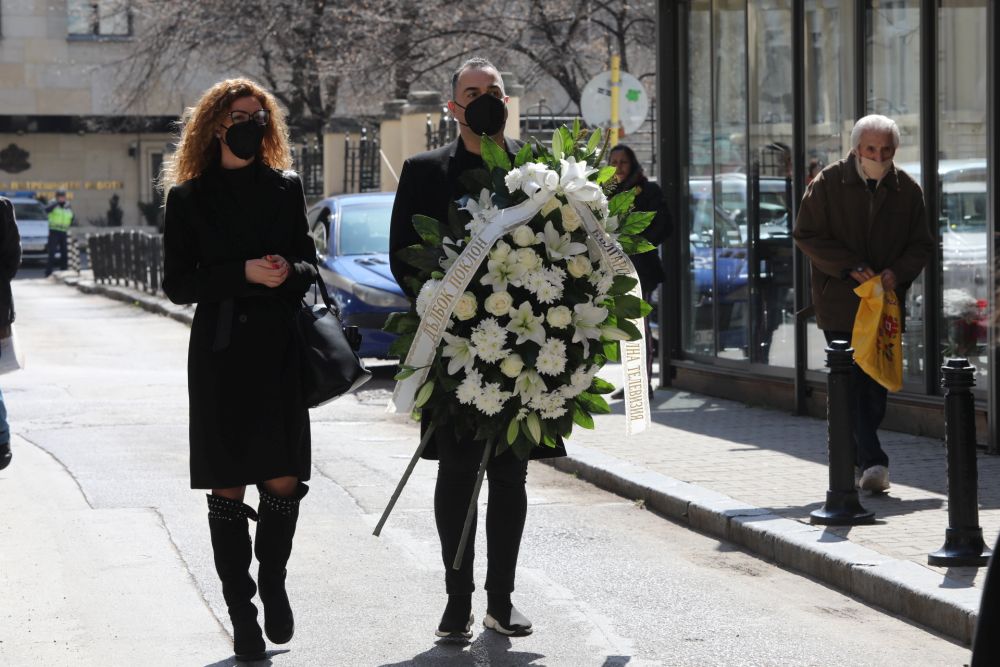 Легендите на българската сцена Татяна Лолова си отиде на 87 години. Поколения българи ще я помнят с култовите роли от филмите „Топло”, „Опасен чар”, „Бон шанс, инспекторе”, „13-тата годеница на принца”.