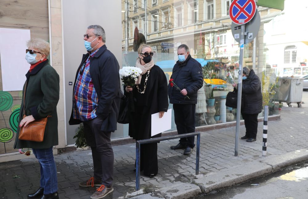 Приятели, колеги, близки и почитатели изпращат голямата Татяна Лолова в последния ѝ земен път. Поклонението е в „Сатиричния театър” в София.