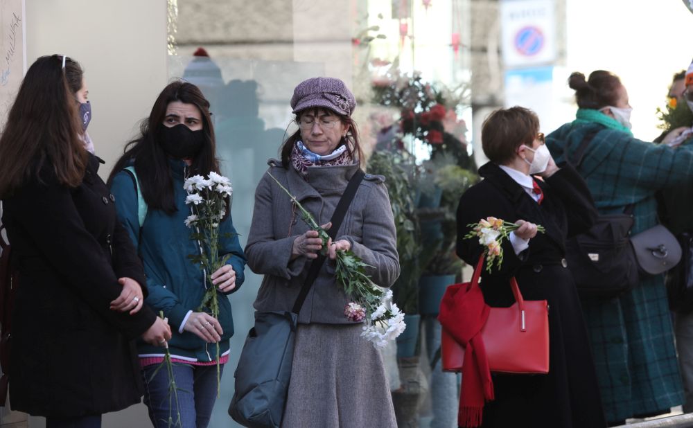 Приятели, колеги, близки и почитатели изпращат голямата Татяна Лолова в последния ѝ земен път. Поклонението е в „Сатиричния театър” в София.