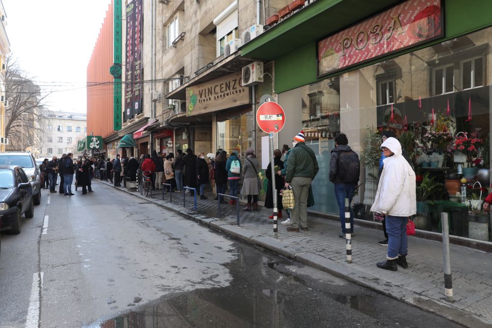 Приятели, колеги, близки и почитатели изпращат голямата Татяна Лолова в последния ѝ земен път. Поклонението е в „Сатиричния театър” в София.