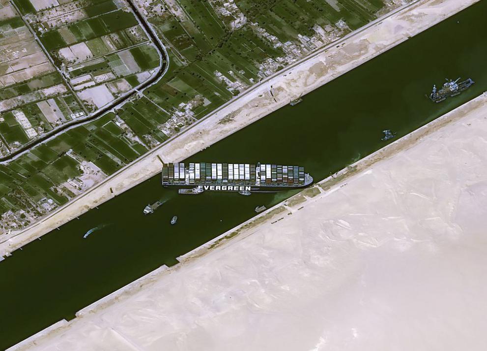 Суецкият канал е блокиран вече няколко дни