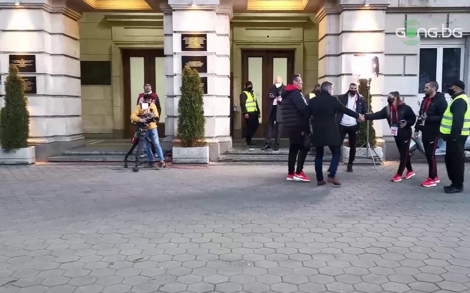 Вижте пристигането на Емил Костадинов на стадион "Васил Левски" за