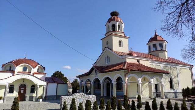 Единствената църква с щъркелово гнездо вместо кръст върху купола (СНИМКИ)