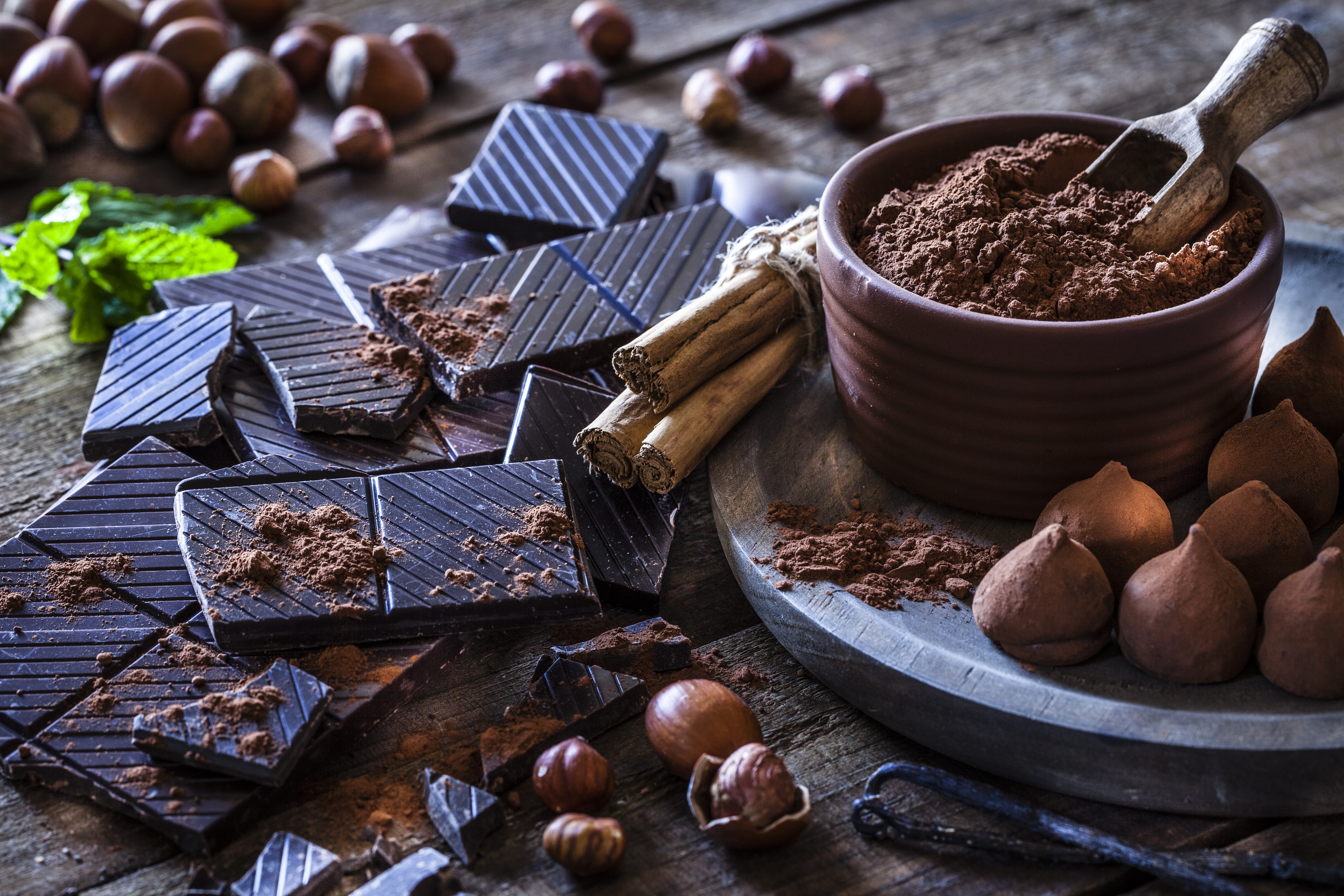 <p><strong>7. Тъмен шоколад</strong></p>

<p>Тъмният шоколад има по-високо съдържание на какао от обикновения или млечния шоколад. Доказано е, че антиоксидантите в какаото имат много ползи за здравето, като например увеличаване на притока на кръв в тялото. Този ефект подпомага доставката на кислород до мозъка и мускулите, което подобрява тяхната функция. Това може да бъде особено полезно по време на физически упражнения.</p>