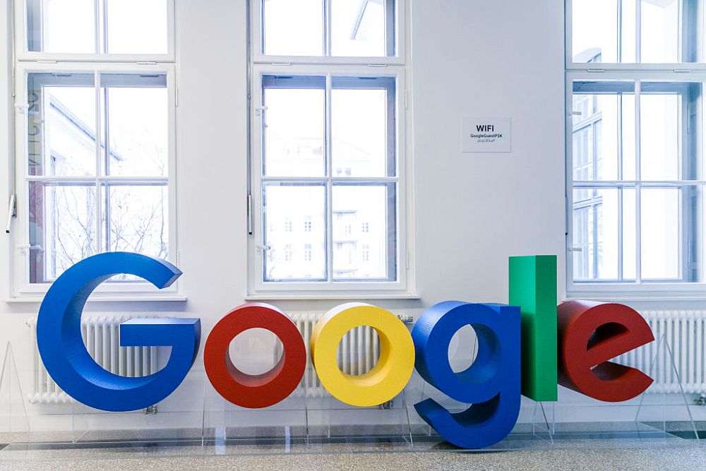 <strong>Новата услуга на Google - всички резултати ще бъдат изписвани наопаки</strong><br>
<br>
През 2015 година австралийският клон на Google анонсира пускането на новата си услуга com.Google в която всички намерени данни ще бъдат изписвани наопаки.