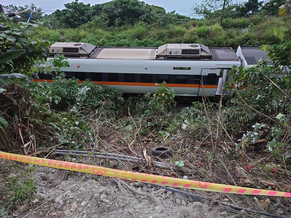 Влак дерайлира на излизане от тунел в Тайван