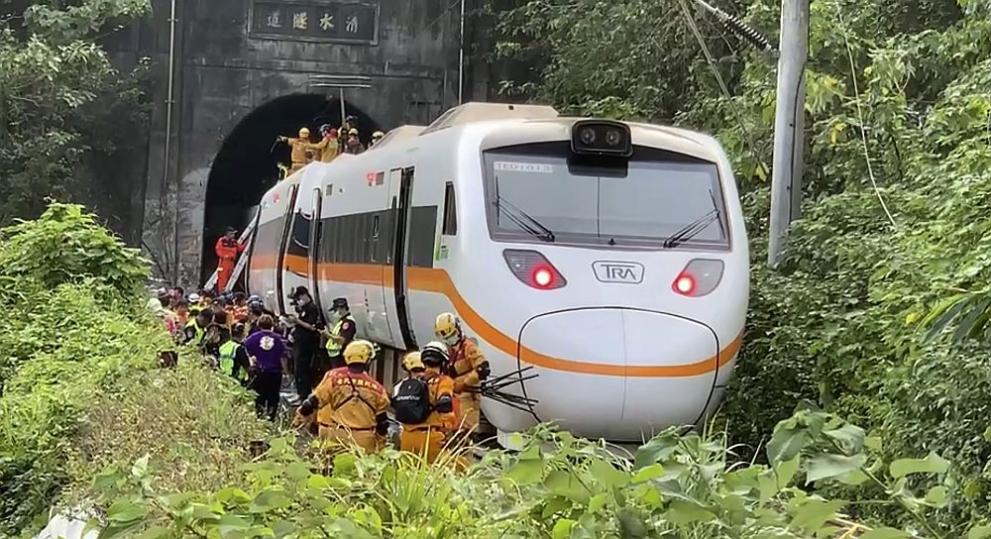 Десетки души бяха леко ранени при влакова катастрофа в Испания