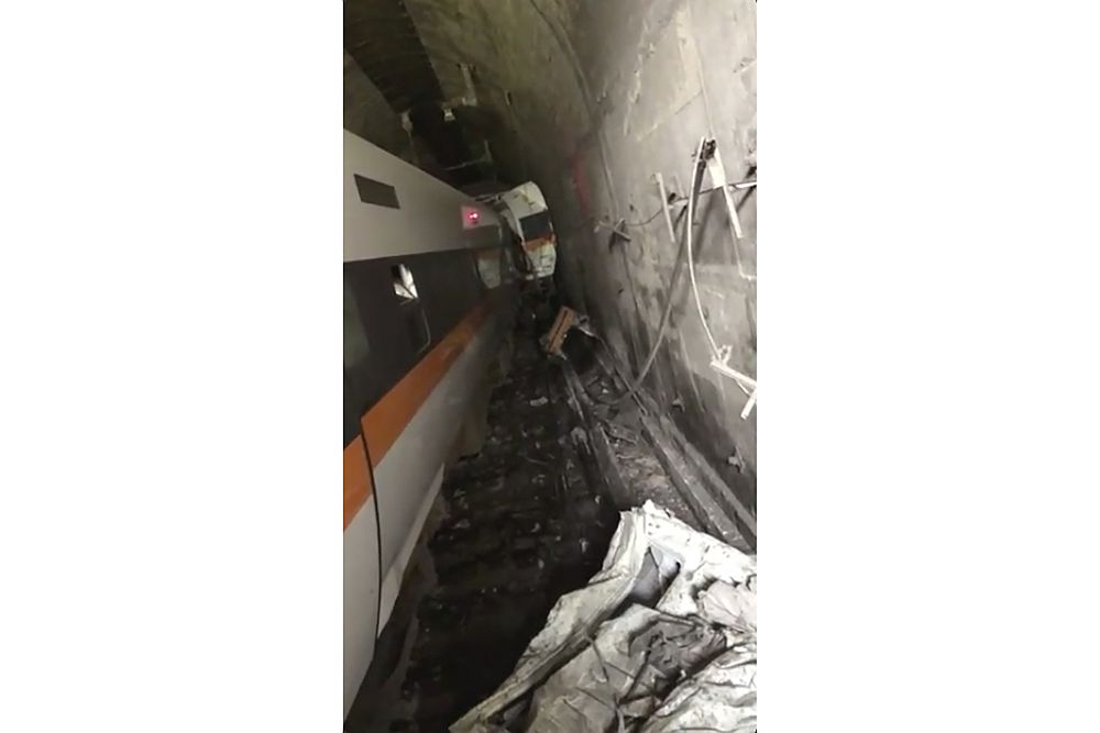 Влак дерайлира на излизане от тунел в Тайван