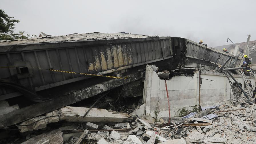 Откриха жертви сред отломките на рухналата сграда край Истанбул