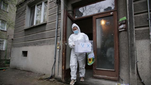 Избори в пандемия: Гражданите под карантина гласуват с мобилни урни (ГАЛЕРИЯ)