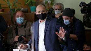Румен Радев гласува