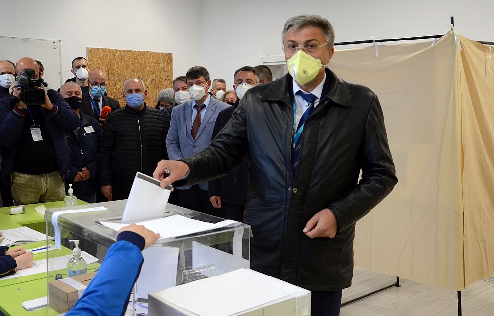 Председателят на ДПС Мустафа Карадайъ упражни правото си на глас с хартиена бюлетна малко след 9:00 ч. в СУ 