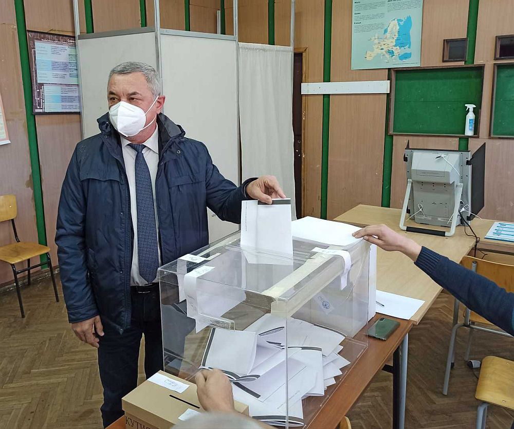 Лидерът на НФСБ и водач на листата на Патриотична коалиция ВОЛЯ и НФСБ в Бургас Валери Симеонов гласува в морския град в СИК 108 в ОУ 