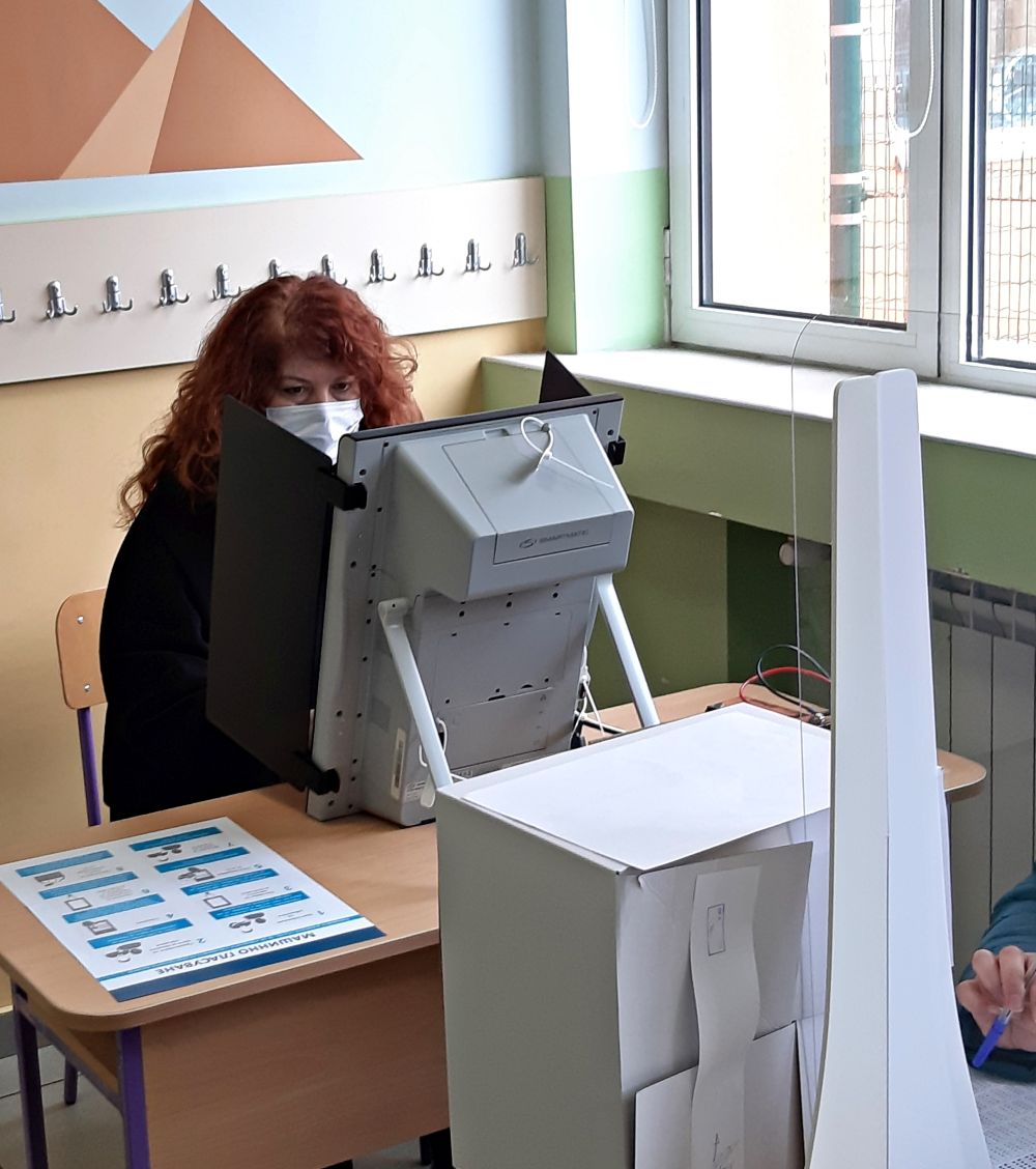 Вицепрезидентът Илияна Йотова упражни машинно правото си на вот