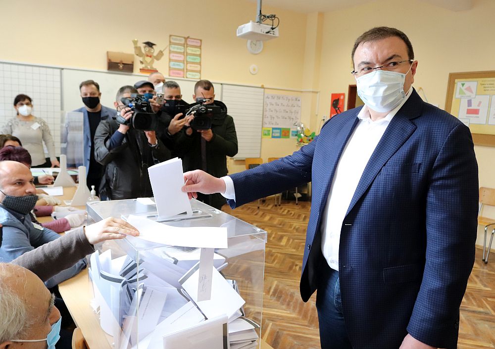 Здравният министър проф. Костадин Ангелов упражни правото си на вот и гласува за 45-ия парламент.