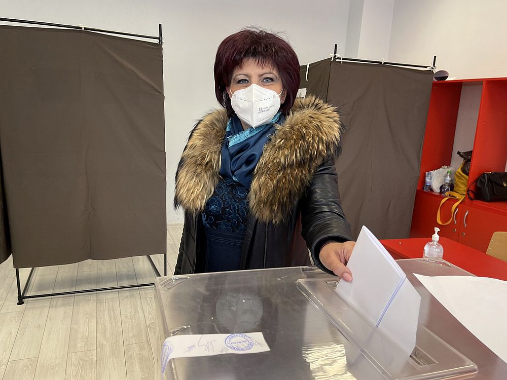 Председателят на парламента Цвета Караянчева упражни правото си на вот. Тя гласува с хартиена бюлетина