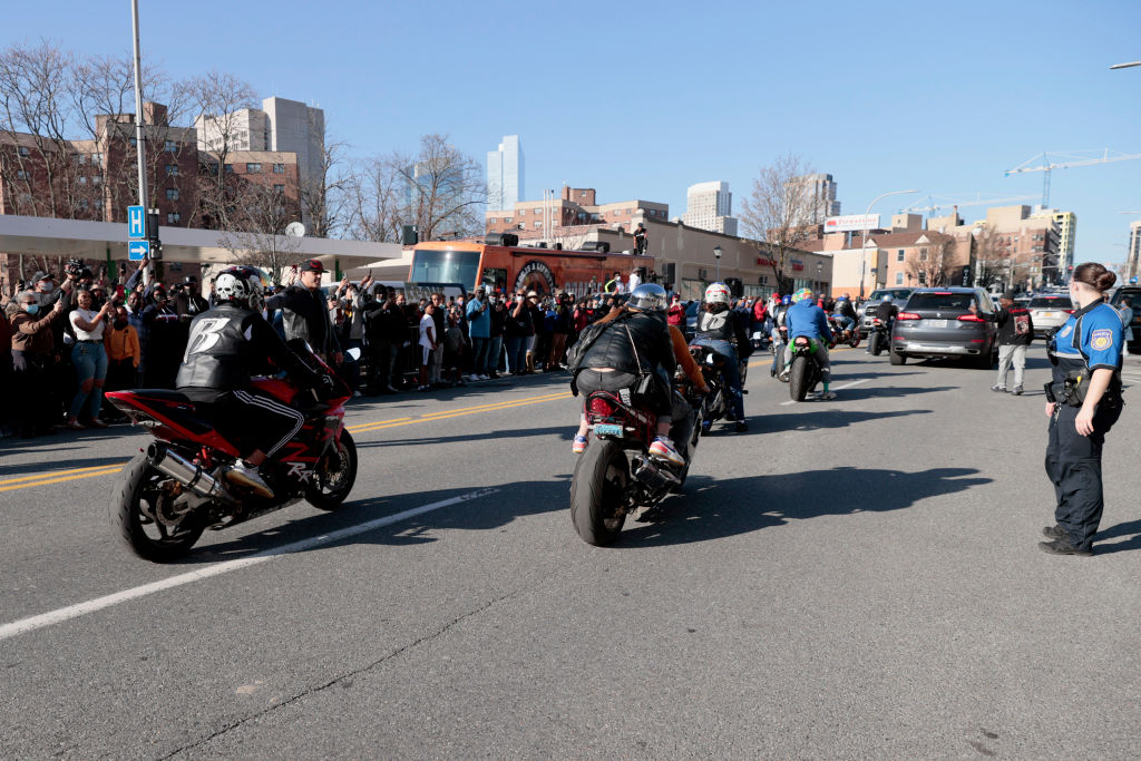 Стотици фенове на DMX се събраха за молитва за здравето на рапъра пред болницата, където е настанен. След това шествие от мотоциклети премина под звуците на хитовете на DMX, сред които „Ruff Ryders Anthem“.