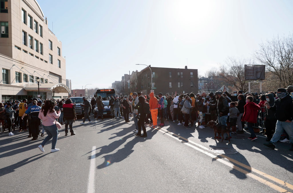Стотици фенове на DMX се събраха за молитва за здравето на рапъра пред болницата, където е настанен. След това шествие от мотоциклети премина под звуците на хитовете на DMX, сред които „Ruff Ryders Anthem“.