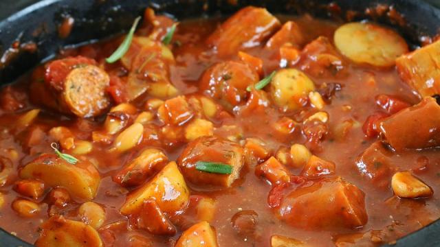 Италиански вкус - боб с наденица и чеснови хлебчета (ВИДЕО)