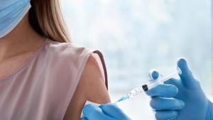 Четвърта доза ваксина срещу COVID 19 ще може да бъде поставяна