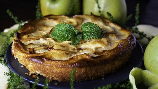 Карамелизиран ябълков кейк - едно от най-вкусните кулинарни изкушения (ВИДЕО)