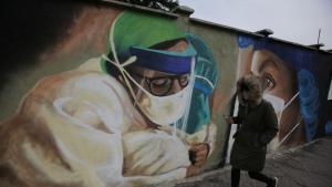 Ученици изрисуваха оградата на столична болница