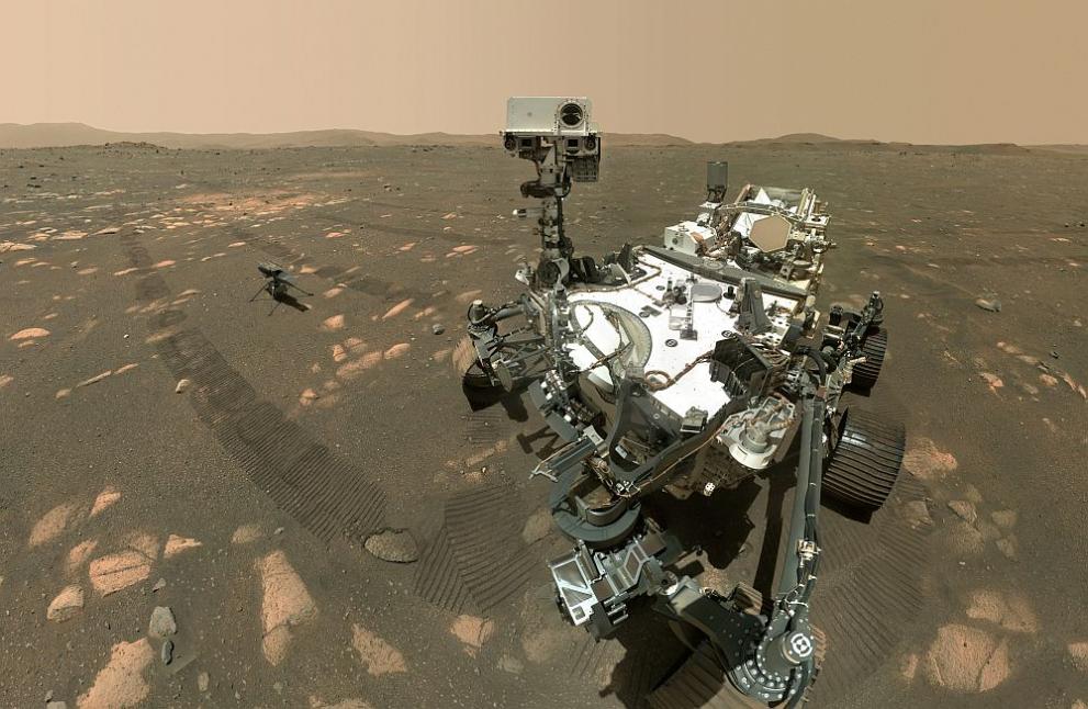НАСА показа селфи на роувъра на Марс в компанията на хеликоптера „Инджинюъти“
