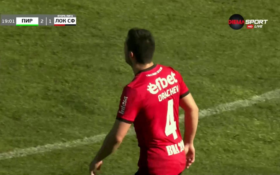 В 19-ата минута гостите намалиха резултата. Мики Орачев получи около