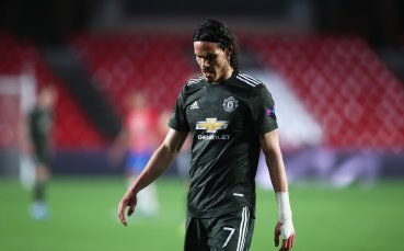 Нападателят на Манчестър Юнайтед Единсон Кавани ще продължи кариерата си