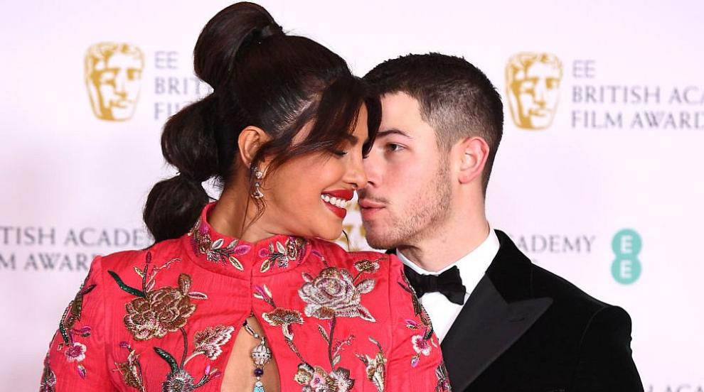 По червения килим на наградите БАФТА (СНИМКИ)