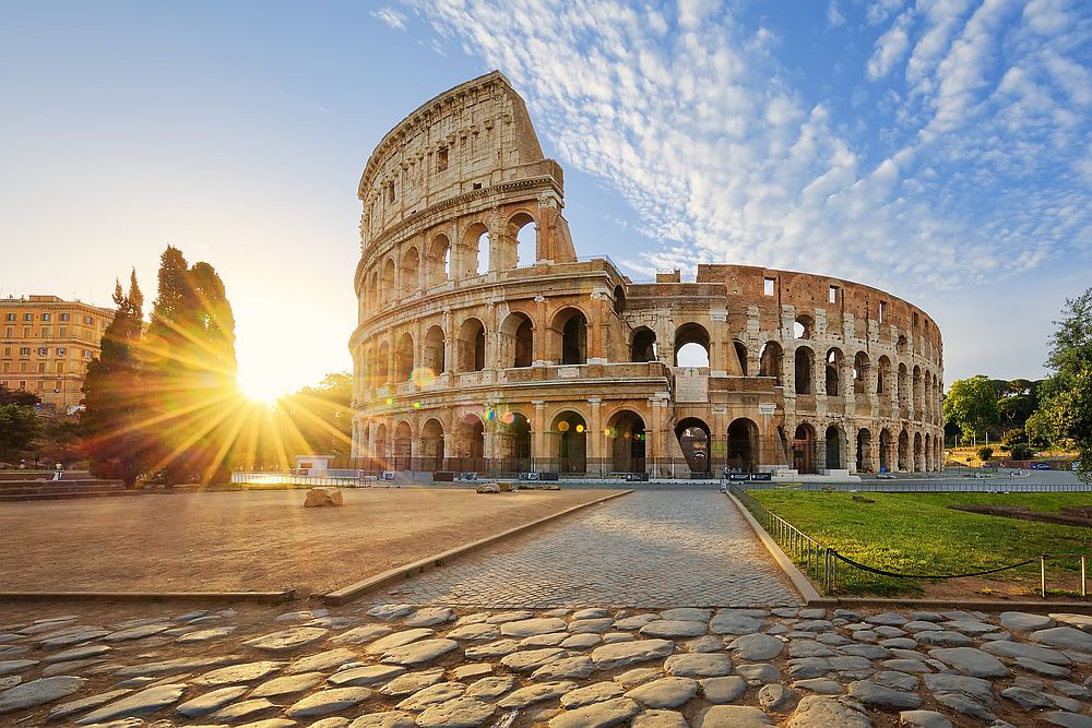 Вечният град е столица на съвременна Италия. Богатата му история, култура, изобилието от забележителности превръщат града в магнетична туристическа дестинация. Рим, Ватикана, Колизеума и какво ли още не има за откриване в италианската столица.