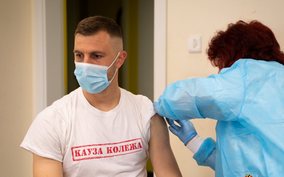 Футболисти и служители в Ботев Пловдив бяха ваксинирани срещу COVID-19,