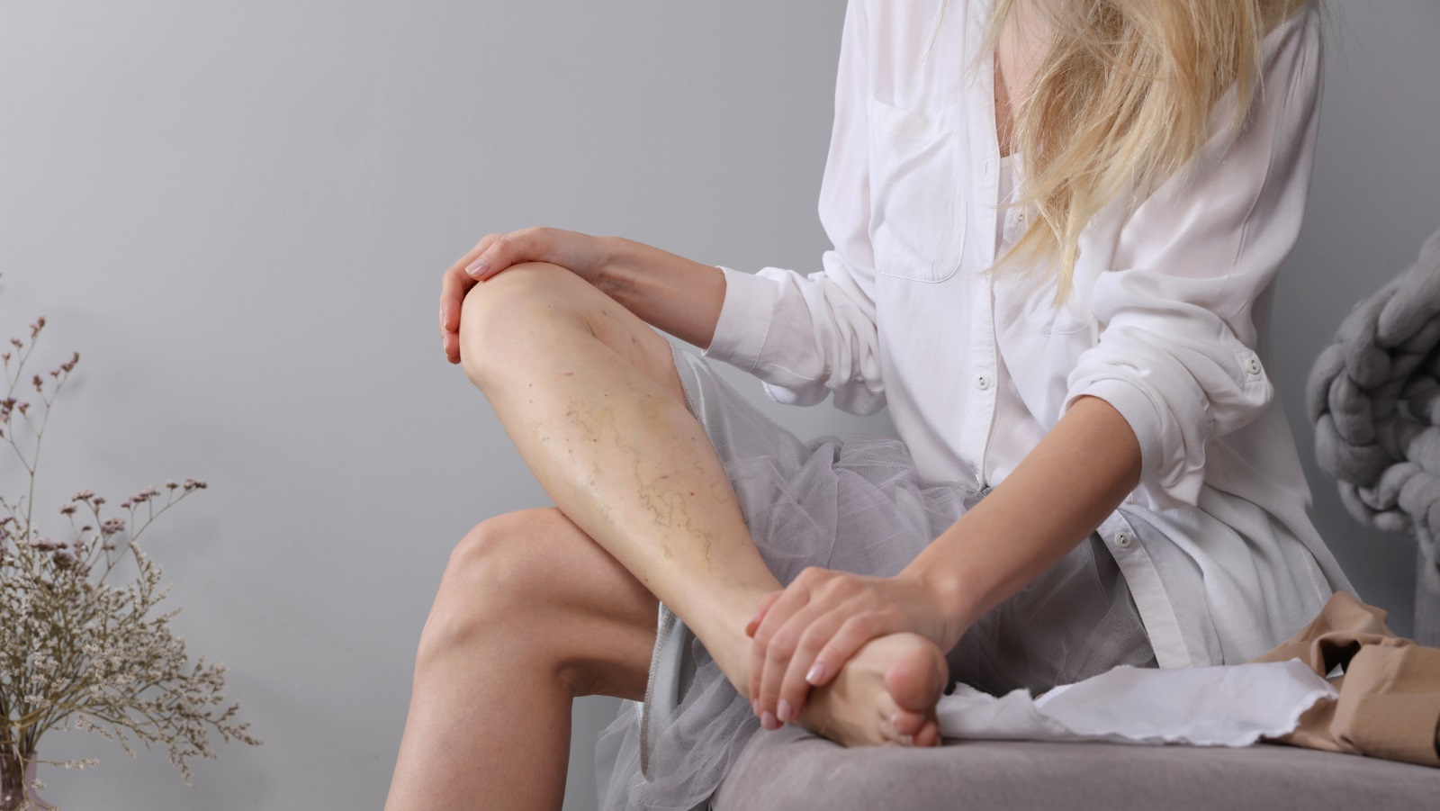 <p><strong>4. Видими вени и възпаление на кръвоносните съдове </strong>Възпалението на венозната стена с образуване на тромб се нарича тромбофлебит. Обикновено се свързва с варикозни промени, но повтарящи се тромбофлебити, засягащи различни части на тялото, могат да сигнализират за синдрома на Труссо &ndash; паранеопластичен синдром при аденокарцином на стомаха, панкреаса или белите дробове.</p>