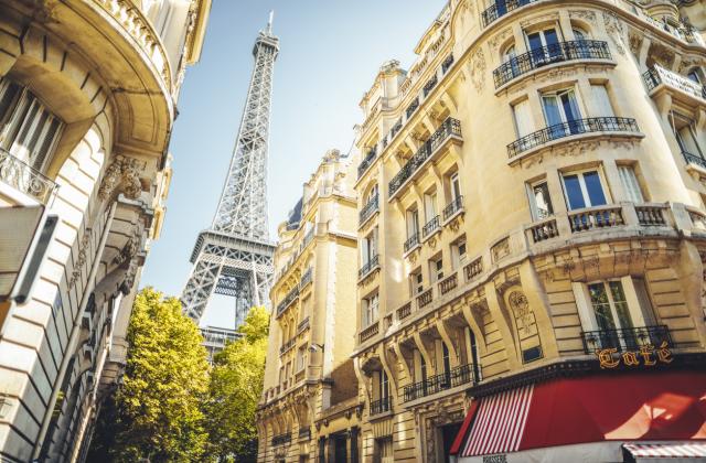 Хотелите в Париж утрояват своите цени за настаняване, като тарифите