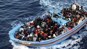 Около 50 души са изчезнали след като лодка с мигранти