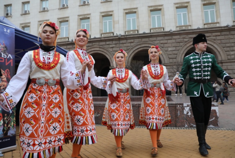 Частни фолклорни ансамбли излязоха на протест