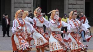 Частни фолклорни ансамбли излязоха на протест