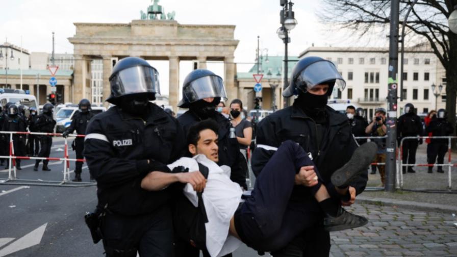 Голям протест в Берлин срещу мерките, полицията използва сълзотворен газ