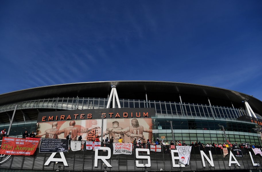 Фенове на Арсенал щурмуват Emirates Stadium1