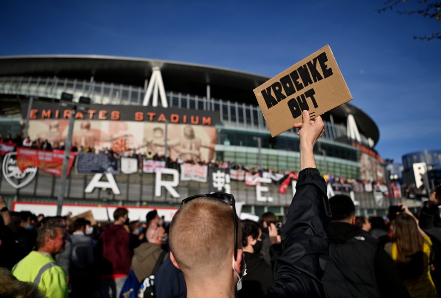 Фенове на Арсенал щурмуват Emirates Stadium1